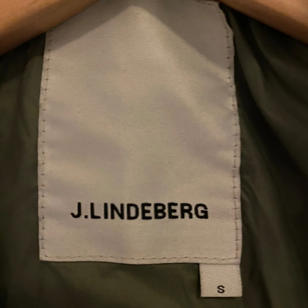 Säljer nu min gröna J.Lindeberg jacka eftersom att den är för liten. Jackan har inga defekter och har sällan använts så därför skick 9/10. Nypris ≈2200, mitt pris 500 🤝. Perfekt nu inför våren!. Jackor.