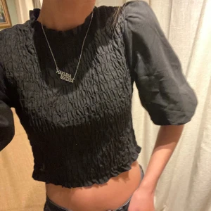 Blus med puffärm - Super snygg blus med puffärm som tyvärr aldrig kommer till användning. Stl S. Köpare står för frakt💞