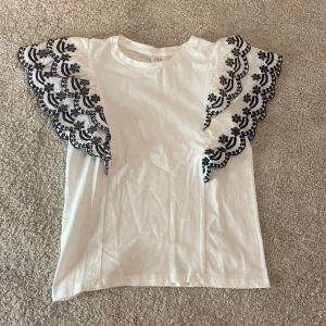 Zara blus❤️‍🔥❤️‍🔥 - Säljer denna blus ifrån zara som är perfekt nu till våren/sommaren! Anledningen till varför jag säljer den är för att jag växt ur den