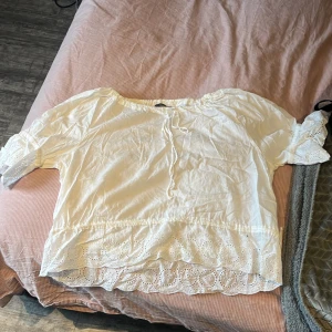 Vit blus - Vit blus med mönster på kanter, 