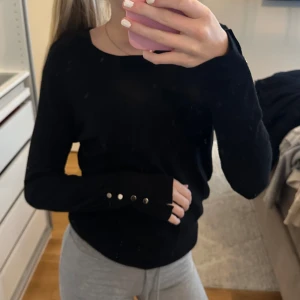 Superfin tröja från ZARA - Denna trendiga tröja säljer jag i strl m men passar mig som brukar ha Xs/s superfin med de 4 knapparna på ärmarna💕