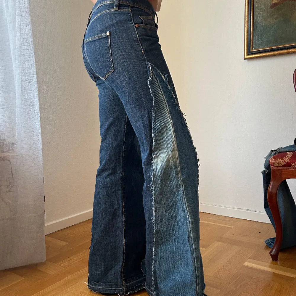 Jätte snygga Remake Jeans😍!! Flera bilder finns Mått: Midja (79cm) innerbenslängden (82cm) Pris kan diskuteras. Jeans & Byxor.