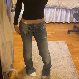 LÅGMIDJADE JEANS - Säljer mina så FKN snygga herrlicher jeans,  Jag är xs/xxs men de sitter inte tajt på mig (se bild 1) har älskat de ändå, men passar därför en S också. Midjemåttet rakt över = 39/40 cm, Innebenslängden = 82 cm Tryck gärna köp nu☺️