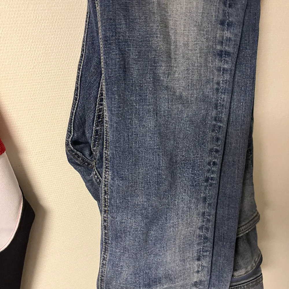 Ett par jeans från MOD väldigt sköna i stl 32 Tveka inte på att höra av dig. Jeans & Byxor.