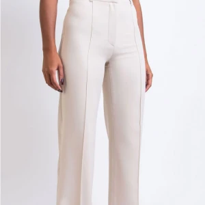 Beiga kostymer  - Beiga kostymbyxor från madlady i storlek xs/tall. Kan tyvärr inte har dem för att de har blivit för små. Ny pris 699kr. Är exakt dessa som är på bilden fast utan pressveck.💕