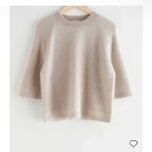  beige & other stories tröja - knappt använd! super fin trendig tröja från other stories💓💓💓Säljer eftersom den inte kommer till användning