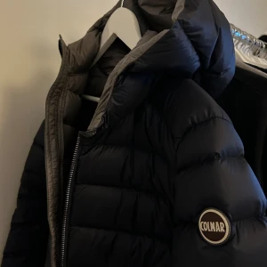 Colmar down jacket - Säljer min Colmar vinterjacka i Navy blue med grå vaddering😍  Köpt på lännasport för 4500 kr förra hösten. Använd endast enstaka tillfällen och är därför i väldigt bra skick, därav priset.  Storlek M men sitter mer som en S!  Skriv för fler bilder  