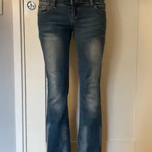 Säljer dessa as-snygga jeans som var för korta på mig som är 172! Absolut inga deffekter och knappt använda. Köpta här på plick för 450kr