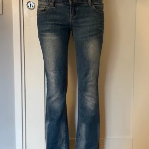 Låg midjade jeans - Säljer dessa as-snygga jeans som var för korta på mig som är 172! Absolut inga deffekter och knappt använda. 
