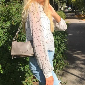 Blus från nakd - Super söt prickig blus från nakd 🥰