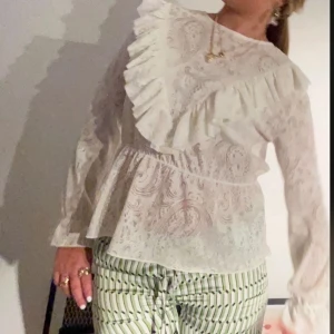Vit blus  - Säljer denhär vita fina blusen som jag köpt secondhand, hör av er vid intresse!💞inte min bild men kan fixa egna vid intresse!