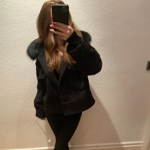 Meotine jacka  - Meotine jacka i svart, stolek s/m men passar mig som har xs