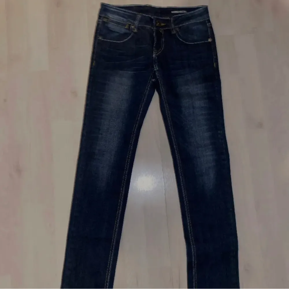 Säljer dessa skitsnygga low waist miss sixty Jeans. Midjemått 34 cm innerbenslängd 76 cm🩷 lägger upp igen pga frakt 💞. Jeans & Byxor.