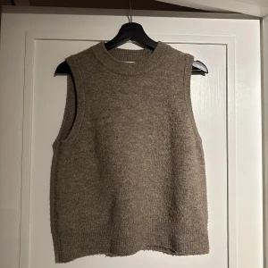 Brun väst - Brun stickad väst i storlek M, fint skick💗