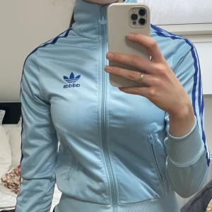 Adidas kofta - Jätte snygg adidas kofta, knappt använd och i iprincip perfekt skick! Pris kan diskuteras men går ej för långt under mitt utbuds pris😊