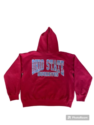 Vintage 80s Ohio State Buckeys Hoodie - Vintage 80s Ohio State Buckeys Hoodie. Storlek L men passar M. Plagget är i bra skick utan fläckar eller skador. Känn dig fri att fråga om du undrar något!