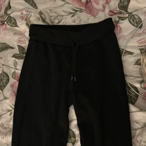 Utsvängda mjukisbyxor. - Säljer nu mina utsvängda mjukisbyxor, jag skulle själv säga att dom är ganska lågmidjade. Dem är i bra skick, skriva om ni är intresserade🥰 passar även xxs och s. Nypris 149kr