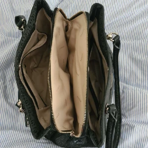 Guess handväska  - Superfin handväska från Guess, se etikett för modellnummer. Använd ett fåtal gånger, i skick som ny. Ligger alltid i sin dustbag. Finns i Fruängen, Hägersten