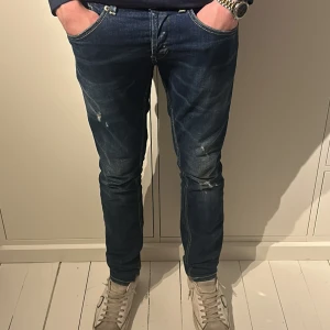 Dondup George  - Dondup jeans i modellen George. Köpta för 3600 kr på United Fashion i Göteborg. Storlek 31. Bra skick.  Modellen är 183 cm lång och väger 68 kg. 