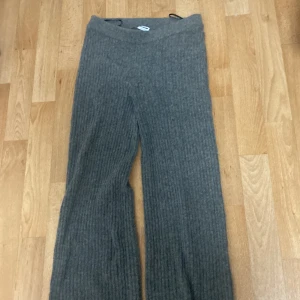 Stickade byxor  - Storlek L Från noisy may  Inget är förstört som ett par nya byxor  Färgen är mörkare på bilden än vad den är i verkligheten.  Priset kan diskuteras!