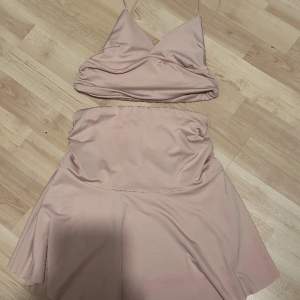 ett smuts rosa set med kjol och top från shein, för litet för mig. super fint skick, aldrig använt! 🩷
