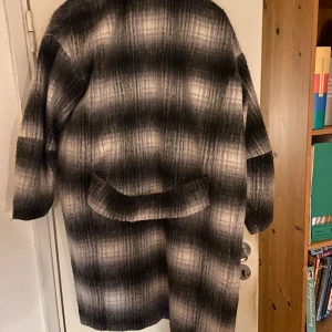 Kappa - En mycket häftig kappa i en fint mönster🤍🖤