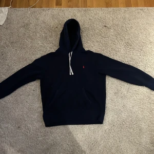 Polo Ralph lauren hoodie  - Ränsar garderoben på kläder som inte används! Storlek M  Bra skick 