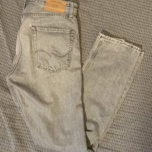 Jack and Jones jeans Loose Chris i storlek 29/32