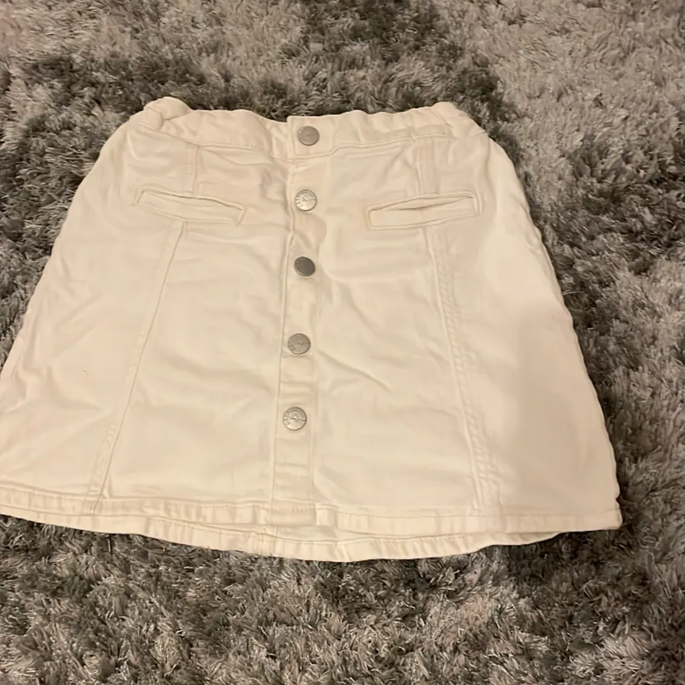 Säljer mina jeansshorts och min jeanskjol! De är i väldigt bra skick! köp båda för 100kr eller en av de för 50kr!💗. Shorts.