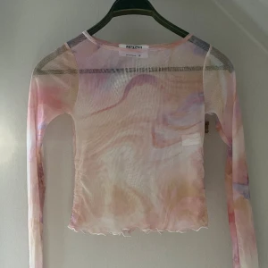 Tie dye topp  - Aldrig använd, då jag aldrig hittade ett tillfälle till den, jättebra material. Vet inte riktigt vad storlek 8 motsvarar i Sverige men bär xs/s, dock väldigt strechig så om man bär m så hade den funkat!