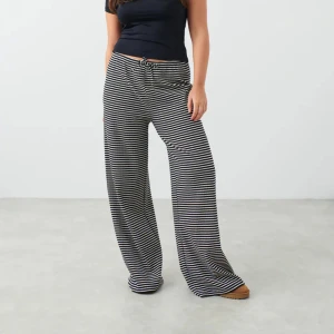 Randiga byxor - Så snygga slutsålda byxor från Gina tricot! Säljer då dem tyvärr inte kommit till användning och skulle vara mer uppskattade hos någon annan🫶🏽 storlek S och bra längd på mig som är 175!