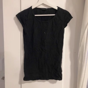 svart tight trikåt-shirt - svart tight trikå t-shirt! väldigt skön till vardags! superstretchigt material också! 💖 ✨ SKA FLYTTA UTOMLANDS SÅ ALLT MÅSTE BORT INNAN 17 MARS ✨ annars slängs det på tippen 🥲 