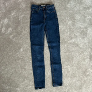 Blåa jeans  - Snygga skinnyjeans från Gina tricot, supersköna, 28cm i midjan och 98cm på längden, passa på innan nån annan hinner före