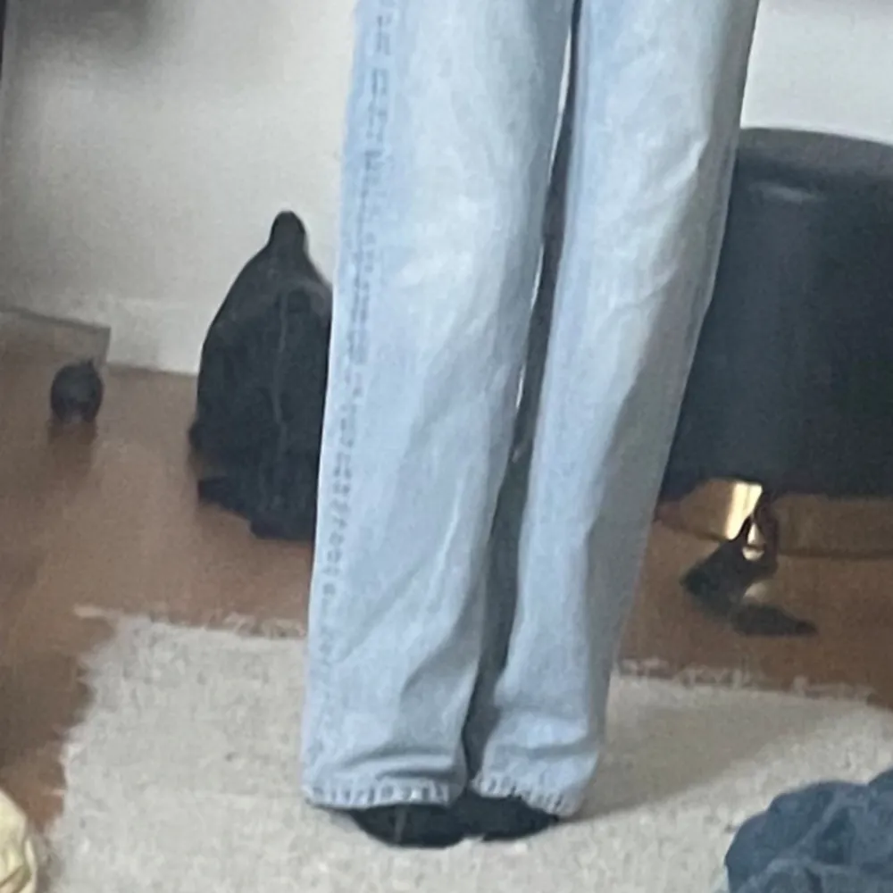 säljer dessa supersnygga jeans super bra sick aldrig använda från Zara i storlek 32. Jeans & Byxor.