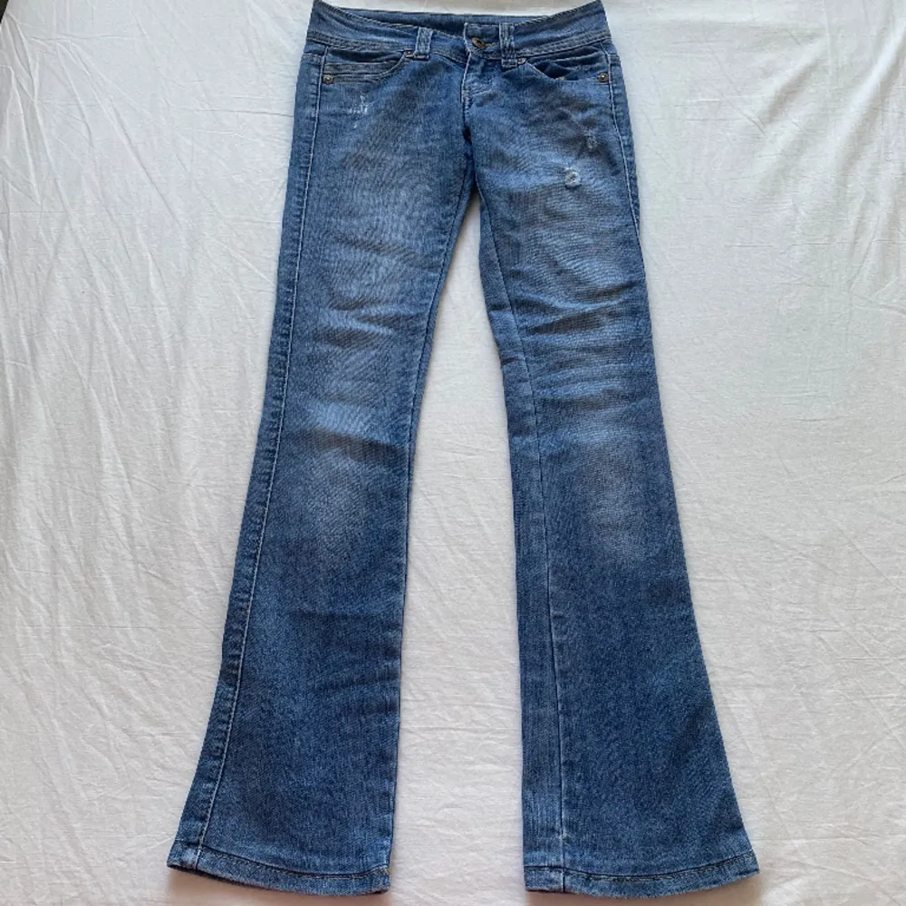 Säljer dessa snygga jeans med lite hål. Tyvärr försmå och har därför ingen bild på. Säljs för 249kr!. Jeans & Byxor.
