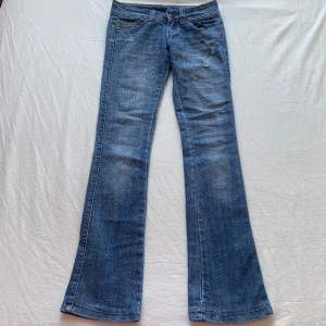 Säljer dessa snygga jeans med lite hål. Tyvärr försmå och har därför ingen bild på. Säljs för 249kr!
