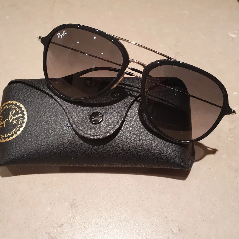 Nya ray-ban, dessvärre aldrig blivit använda.  Skickas med originalkartong med rengöringstrasa.  Kostade strax över 1500 kr nya. Passar fint till både tjejer och killar. . Övrigt.