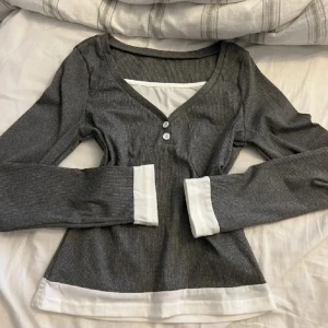 Tröja - Jättefin tröja men vita detaljer, aldrig använd. Köpt på plick men var tyvärr för kort i ärmarna för mig (170cm). Om ni har frågor tveka inte att fråga<3