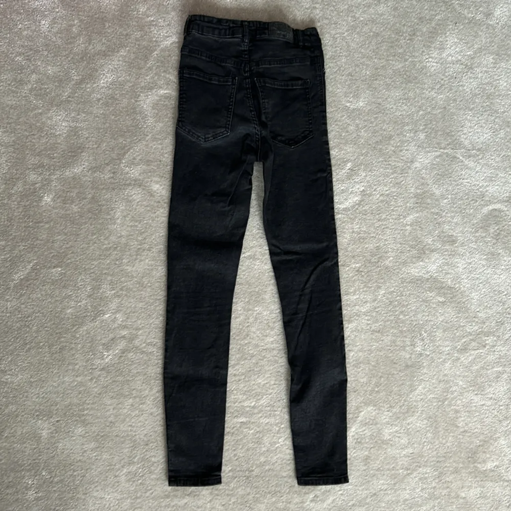 Perfect jeans från Gina Tricot, skinny, svarta, normal midja, använda ett fåtal gånger🫶🏻❤️. Jeans & Byxor.