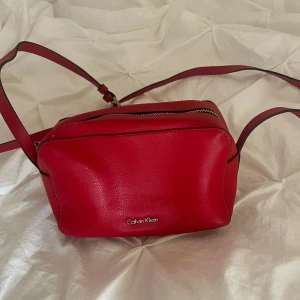 Calvin Klein väska  - Röd väska med justerbara band. Använd fåtal gånger💗
