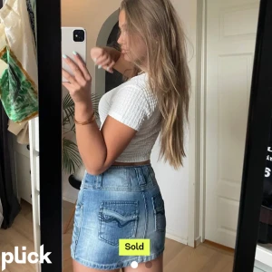 Jeanskjol - Bilder från förra ägaren!. En jeanskjol som är köpt här på plick men var för liten. Den är lågmidjad och har jättefin form. Den är en L men skulle säga att den sitter som en XS. Den har inga defekter💕