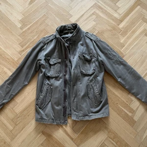 Jacka - Snygg jacka perfekt till våren och är i bra skick