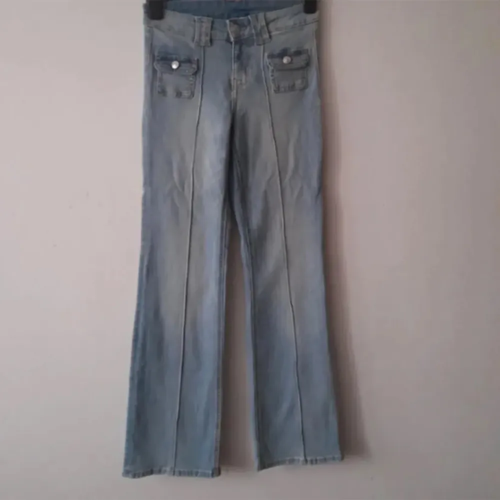 Säljer dessa sjukt snygga jeansen få dem är lite små❤️. Jeans & Byxor.