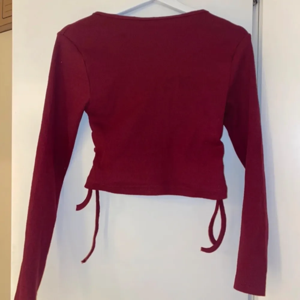 Pretty burgundy v-neck top with laces on both sides that can be pulled up. Super 🥰 cute. Tröjor & Koftor.