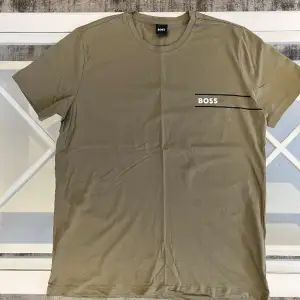 Ny oanvänd Boss T-shirt  I sin orginal förpackning  Storlek - XL Färg - Khaki