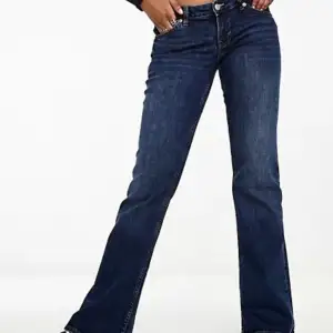 Säljer nu mina fina low waist jeans från Monki. Säljer pga att de är för stora för mig och därmed inte kommer till användning. De köptes för några månader sedan, de har inga defekter💕Skriv för fler bilder eller frågor🫶🏼