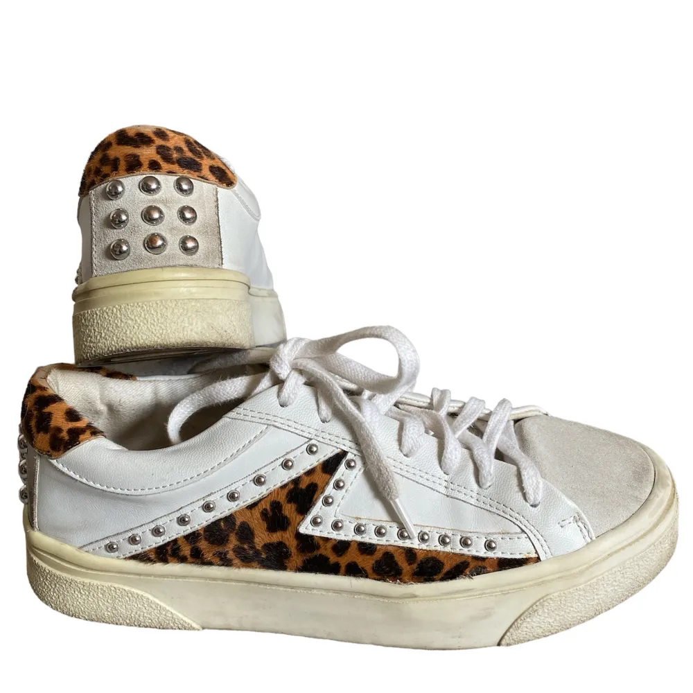 Säljer ett par skor från zara som är som har leopard mönster💗 Andvända men ändå i bra skick! Kom privat för fler bilder eller frågor💗. Skor.