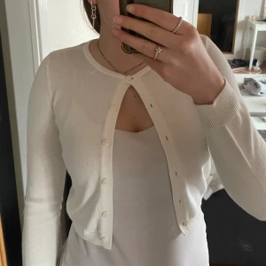 kofta - storlek 10-12 men passar även lite större🥰 har ett litet igensatt hål uppe på den som man kan se på bild 2❣️