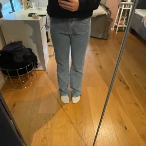 Ljusblå jeans - Säljer dess jättefina jeans då de är för stora (det är därför det ser så konstigt ut på bilderna) har använts ett par gånger men har inget slitage💗