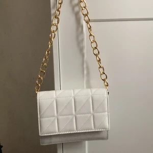 Säljer denna väska - Inte till användning, men fin är den.